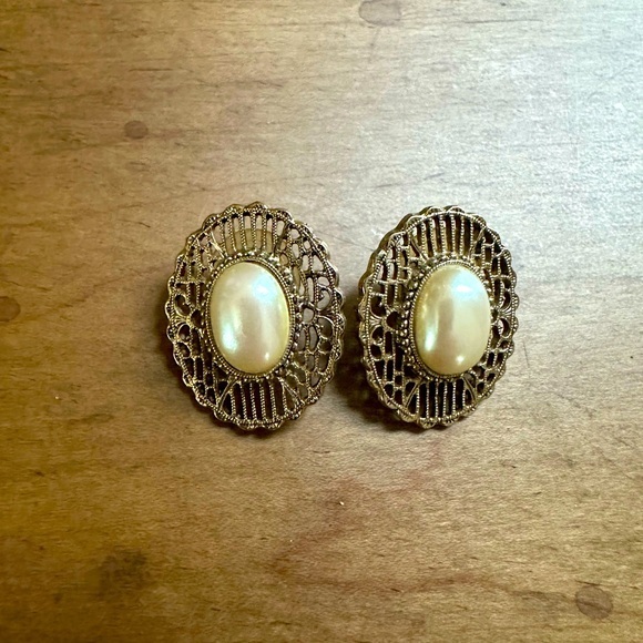 Vintage 1928 Faux Pearl & Gold Filigree Post Earrings - Picture 1 of 4